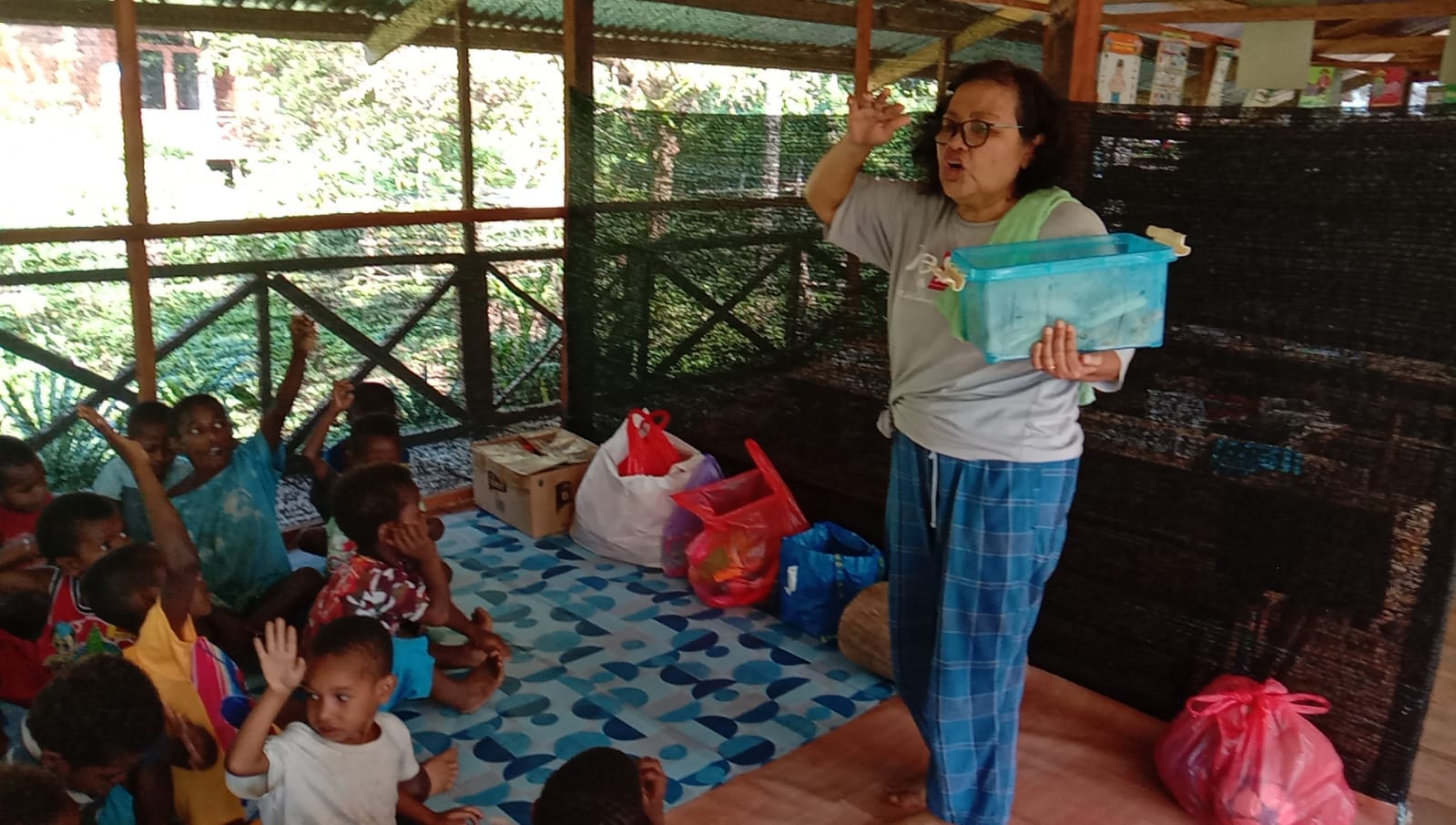 Ibu Guru Djenny Sedang Membimbing anak anak belajar